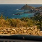 Cap Corse : route sinueuse et village perché au-dessus de la mer