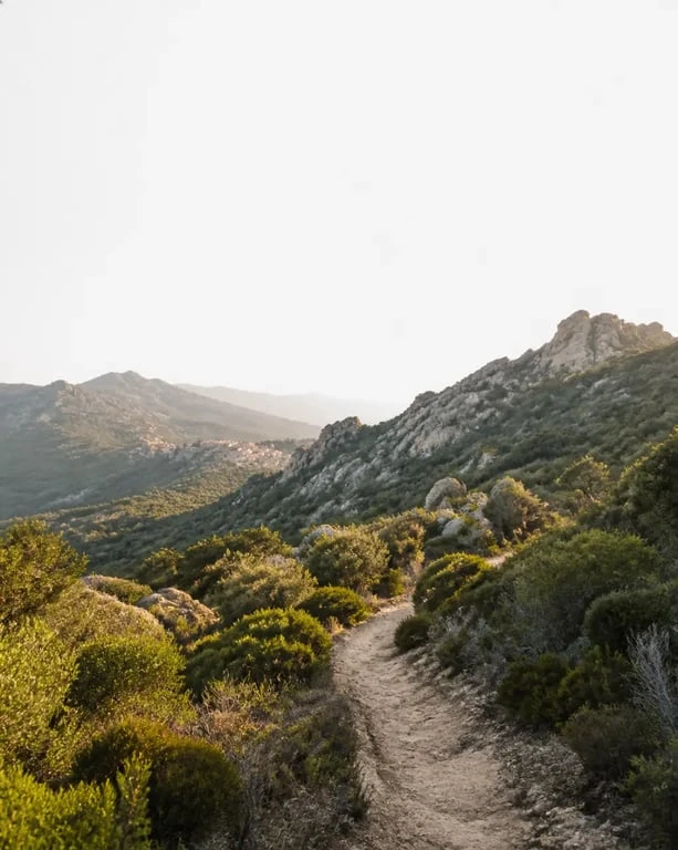 Mare a Mare Centre en Corse, sentier de randonnée entre montagnes et villages