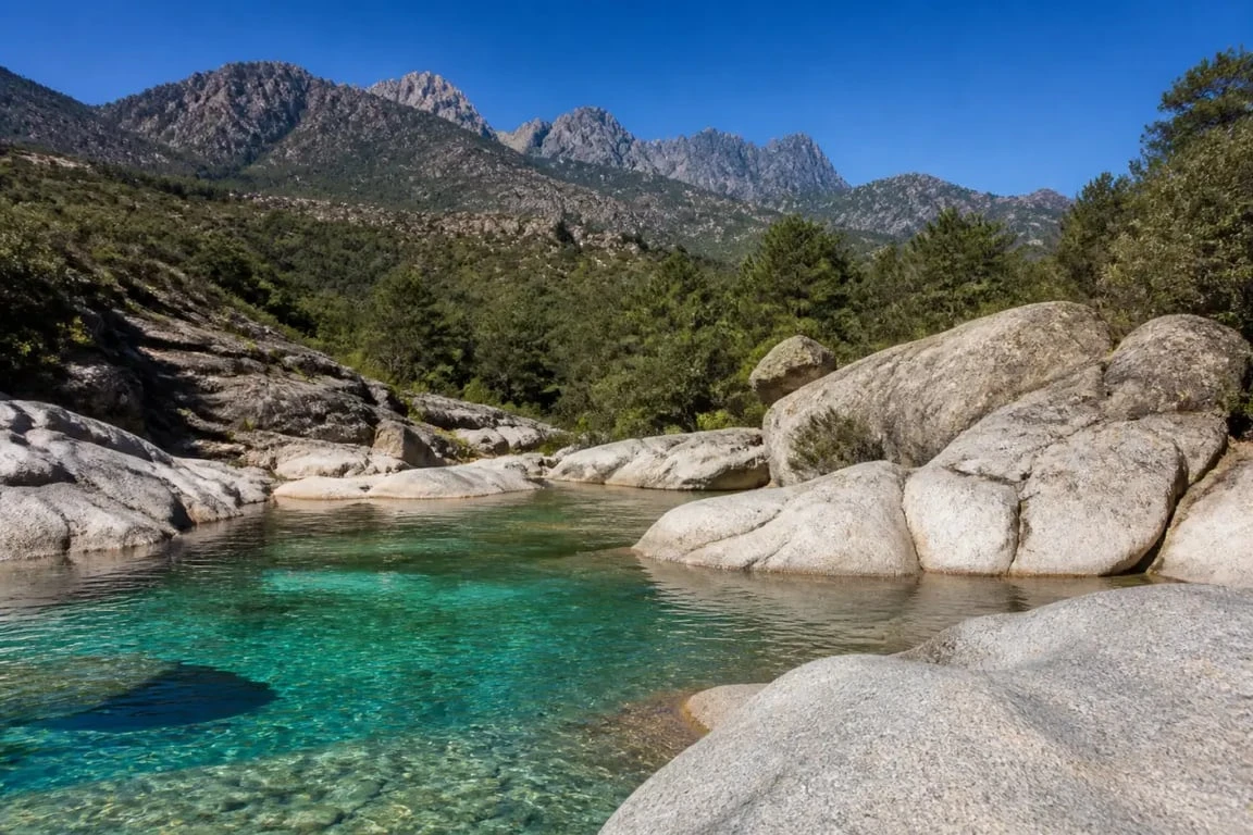 Rivière Solenzara en Corse avec vasques naturelles turquoise et paysage de montagne