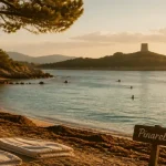 Plage de Pinarellu en Corse, mer turquoise calme