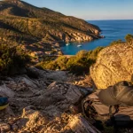 Randonnée du facteur corse : sentier vers Girolata, mer turquoise et maquis à la golden hour