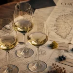 Vin corse Niellucciu et Vermentinu sur carte et table