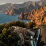 Visiter la Corse au mois de mai : route côtière et criques calmes, maquis fleuri