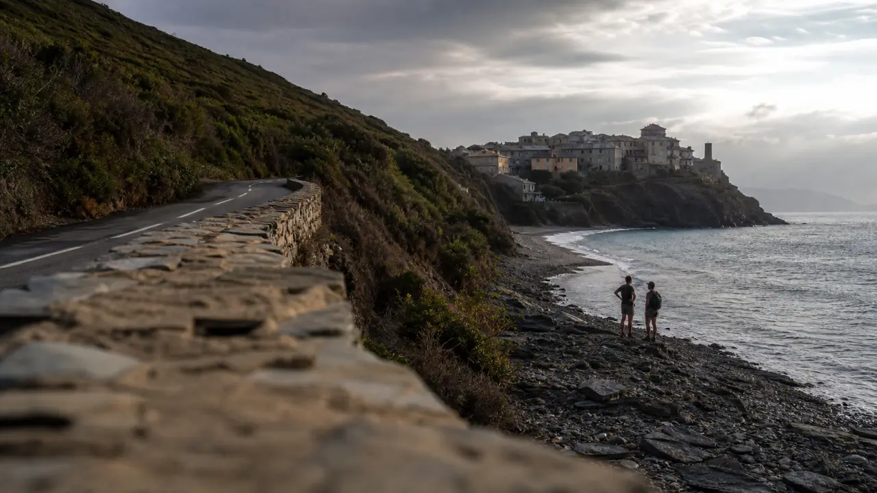 Visiter le cap corse : Nonza, plage rocheuse et randonneurs