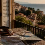 Appartement vacances Corse avec vue mer et village, balcon en fin d’après-midi