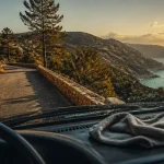 Bonne vacances en corse : route de montagne vers crique turquoise