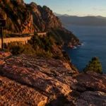 Calanques de Piana : route en corniche au coucher du soleil