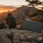 Camping sauvage corse : bivouac discret en montagne, pancarte “bivouac interdit”
