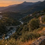 Vue vallée Bravone en Corse, route vers le littoral à l’heure dorée