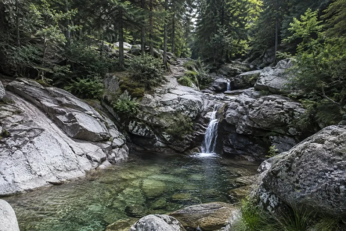 Cascade des Anglais Corse à Vizzavona, vasques d’eau claire et forêt de montagne