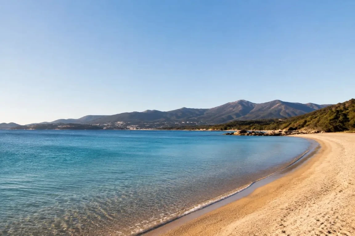 Plages Porticcio vues depuis le littoral, avec grande baie, criques et eau turquoise sur la rive sud du golfe d’Ajaccio