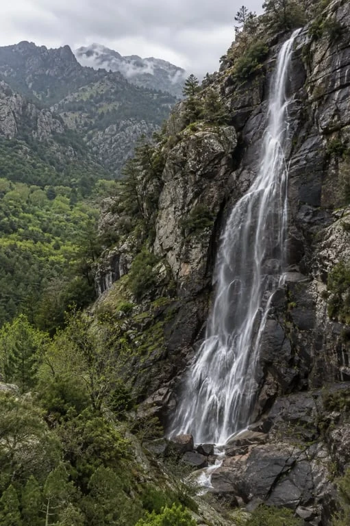 Cascade Ajaccio : Voile de la Mariée à Bocognano dans un décor montagnard