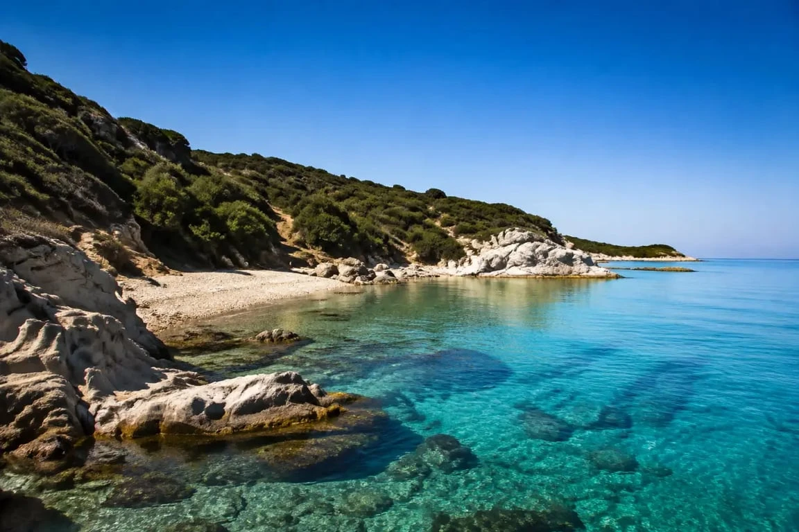 Cargese plage de Menasina bordée de rochers et de maquis pour le snorkeling