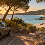 Location vacances Santa Giulia Corse : plage et parking ombragé pins
