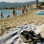 Moriani plage corse : serviette sur sable, mer turquoise et familles