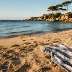Plage corse : mer turquoise et crique au coucher du soleil