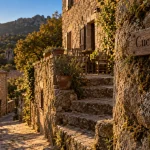 Que faire à Levie Corse : ruelle en granit et panneau Cucuruzzu, golden hour