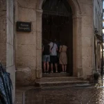 Que faire corse du sud quand il pleut à Ajaccio, parapluie sous la pluie et ruelles mouillées