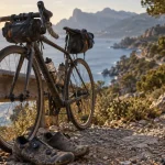 Vacances corse vélo : vélo près de la mer, route vers un col