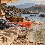 Vacances familiales Corse : plage calme ensoleillée, sable et famille