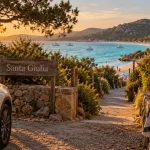 Village vacances santa giulia corse : chemin à pied depuis le parking vers la plage turquoise