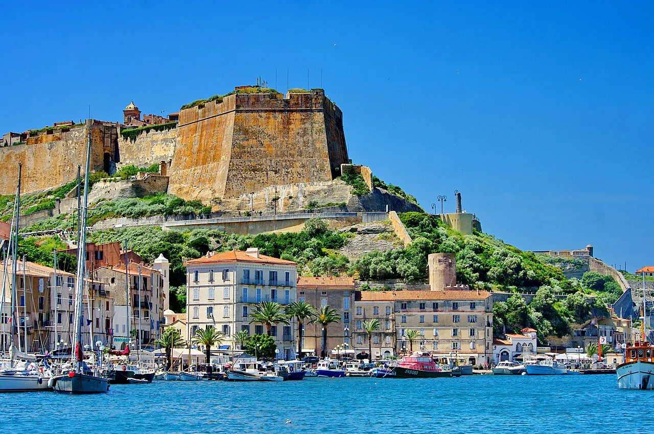 Le port de Bonifacio au pied des fortifications