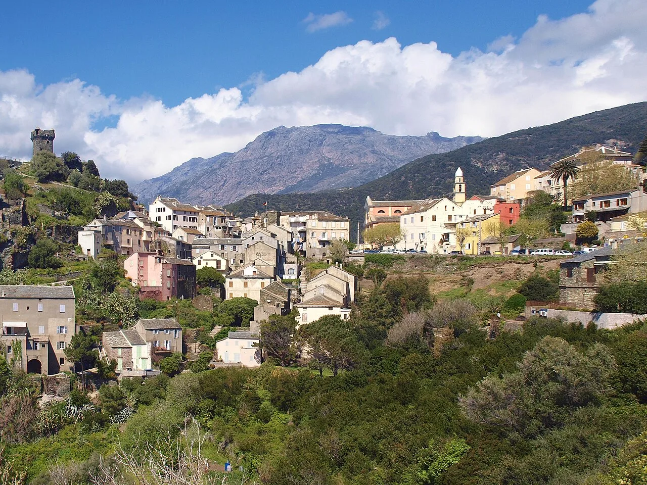 Le village de Nonza, son église et la tour paoline