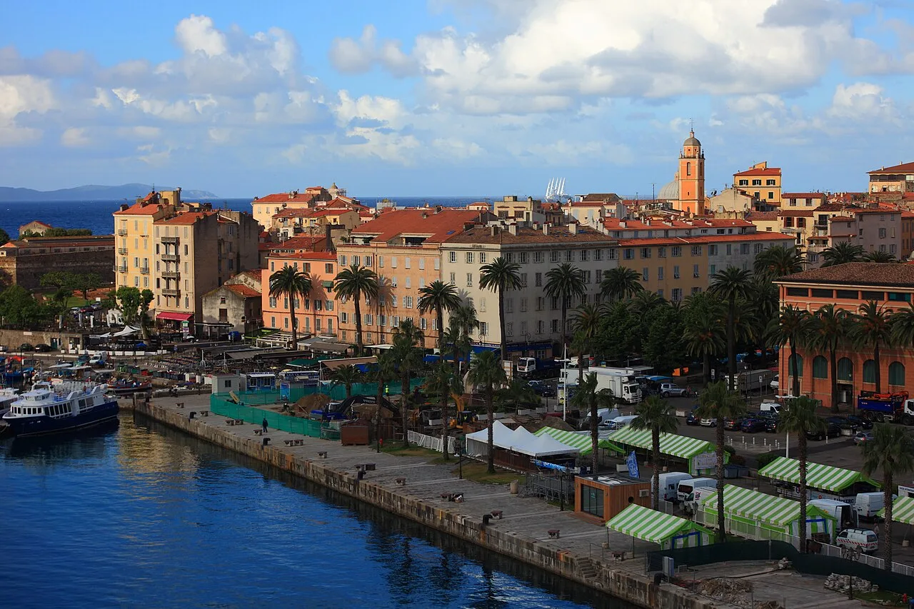 Les quais et les façades du centre d’Ajaccio