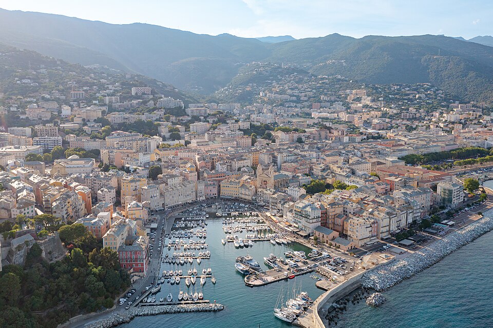 Le Vieux-Port et les quartiers de Bastia