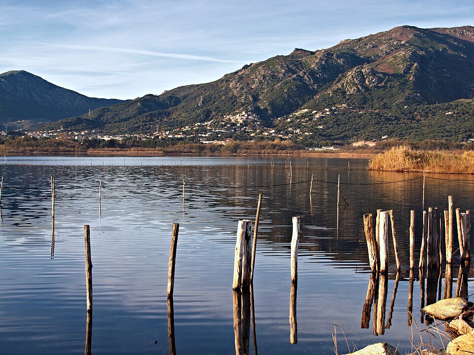 Le village de Biguglia vu depuis la lagune