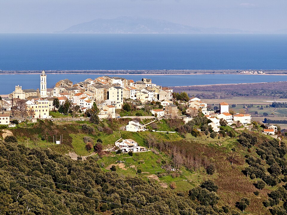 Le village de Borgo dominant la plaine et la lagune