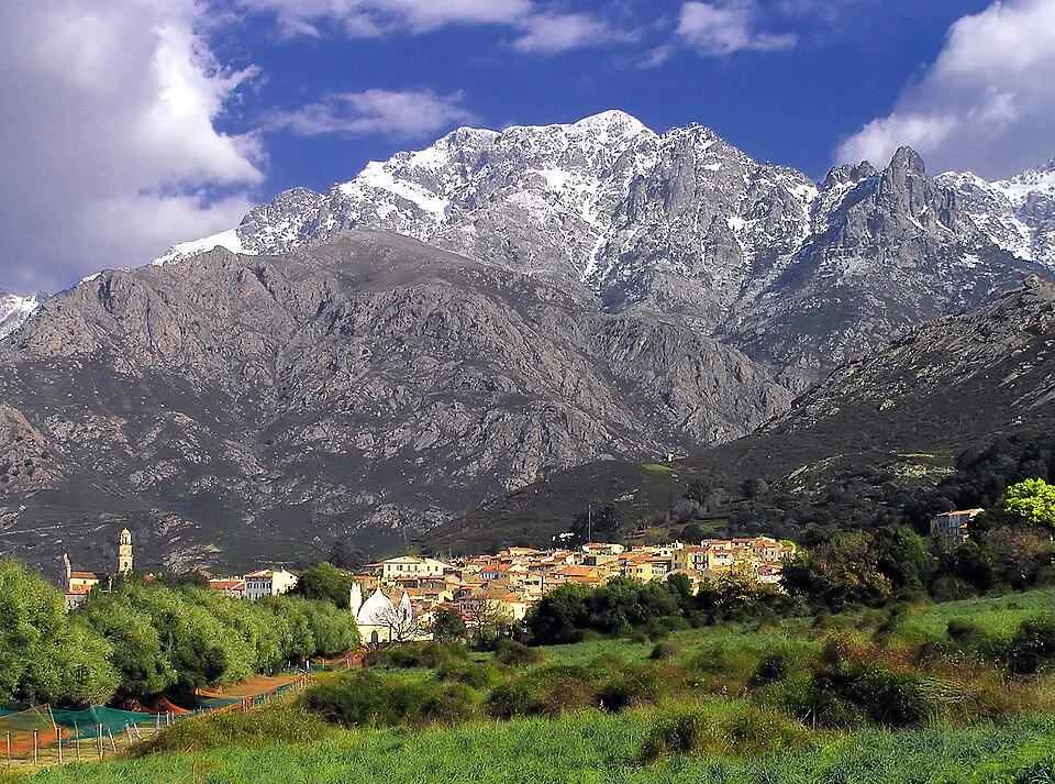 Vue du village de Calenzana au pied des reliefs