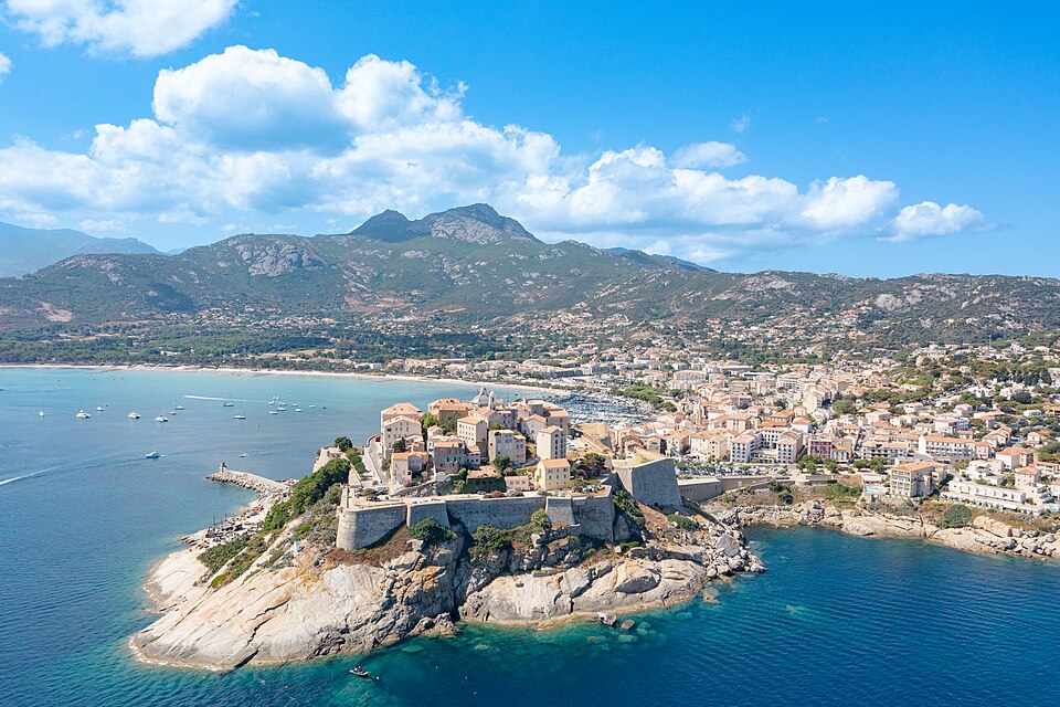 Vue aérienne de Calvi et de sa citadelle