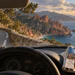 Comment visiter la Corse : route vers Piana, calanques et falaises ocre depuis la voiture, mer turquoise