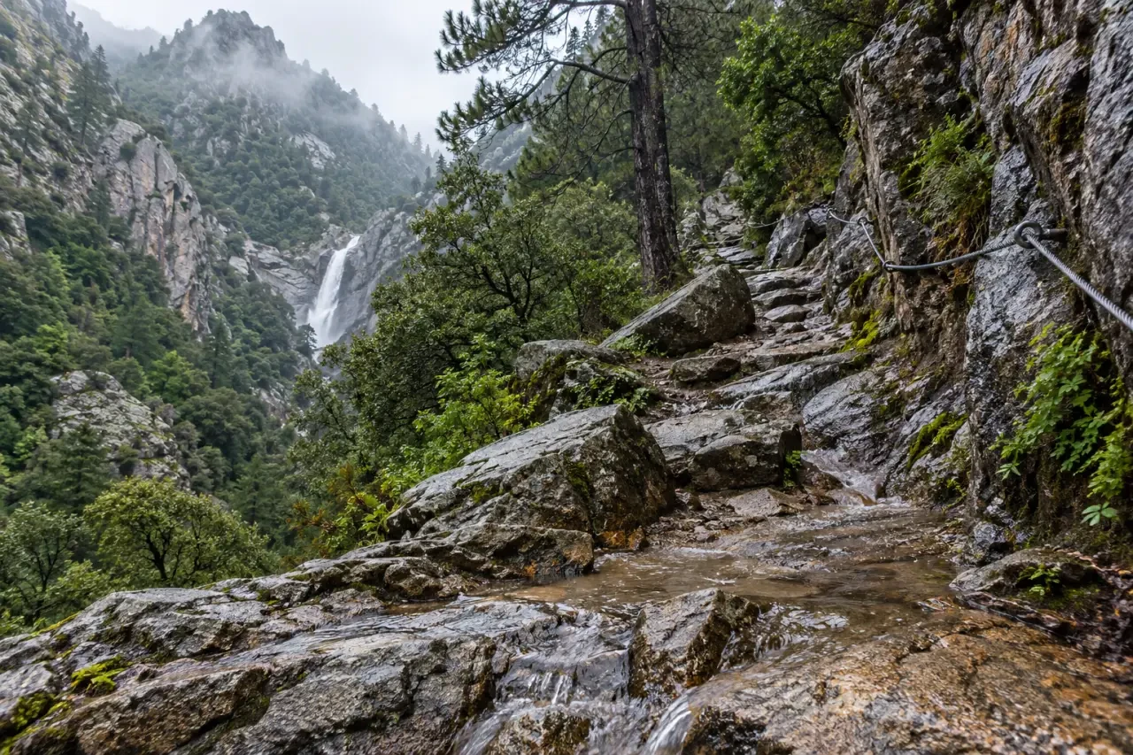 Passage rocheux et sentier escarpé sur l’itinéraire de Piscia di Gallo en Corse