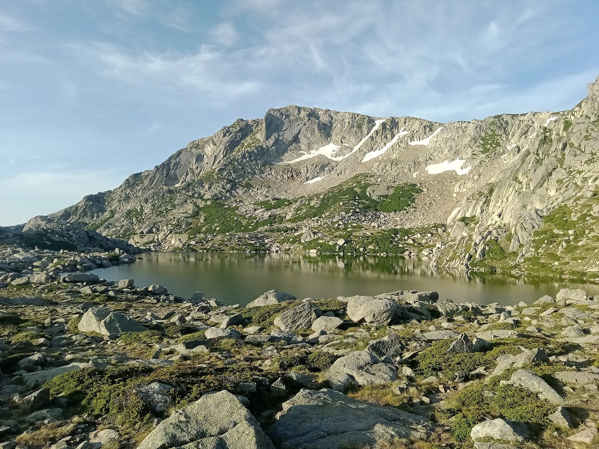 Lac de Bastani et son paysage de montagne