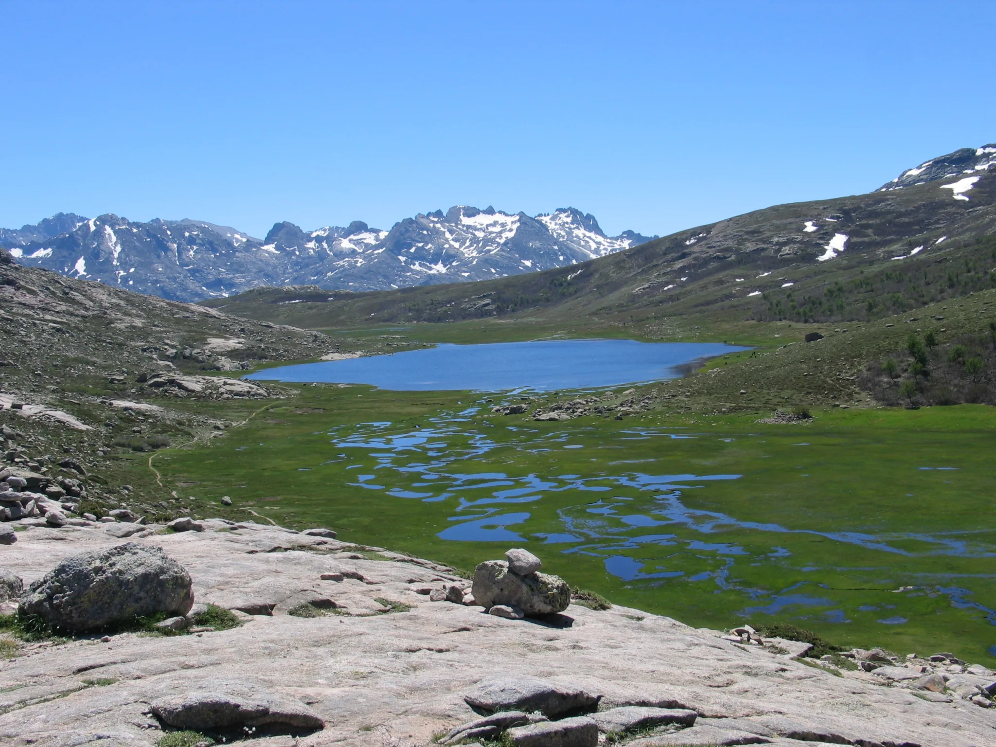 Lac de Nino et son paysage de montagne