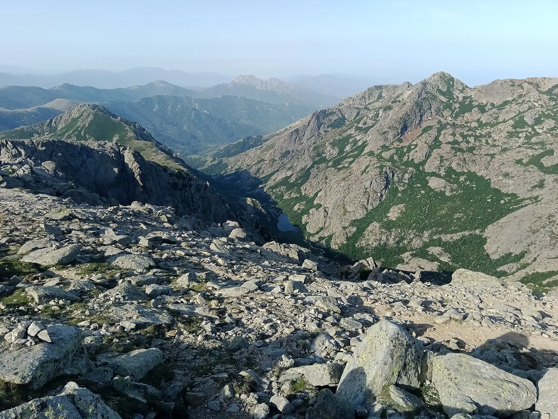 Lac de Vitalaca et son paysage de montagne