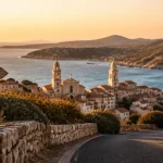 Les plus beaux villages autour d’ajaccio : vue de Cargèse depuis la route, mer et maquis au coucher du soleil