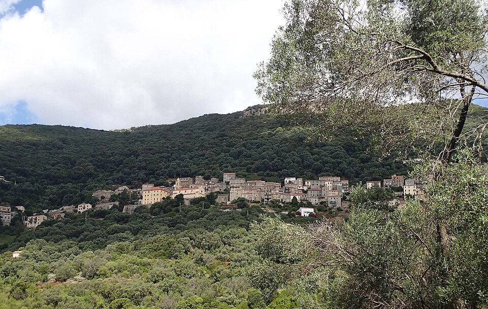 Le village d’Olmeto accroché au versant