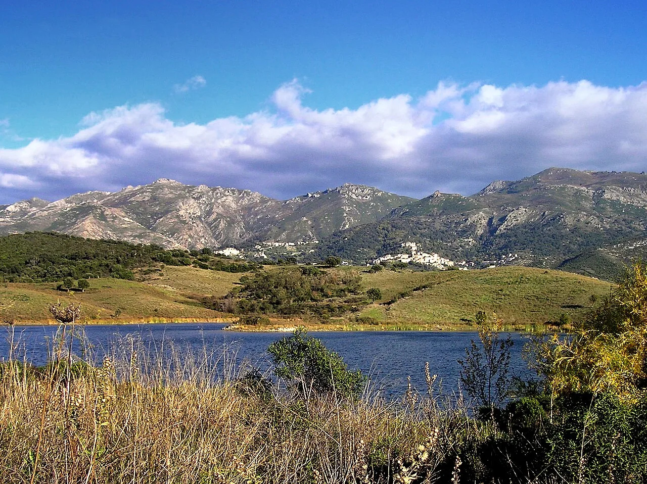 Lac de Padula avec le village d'Oletta et les reliefs du Nebbio en arrière-plan