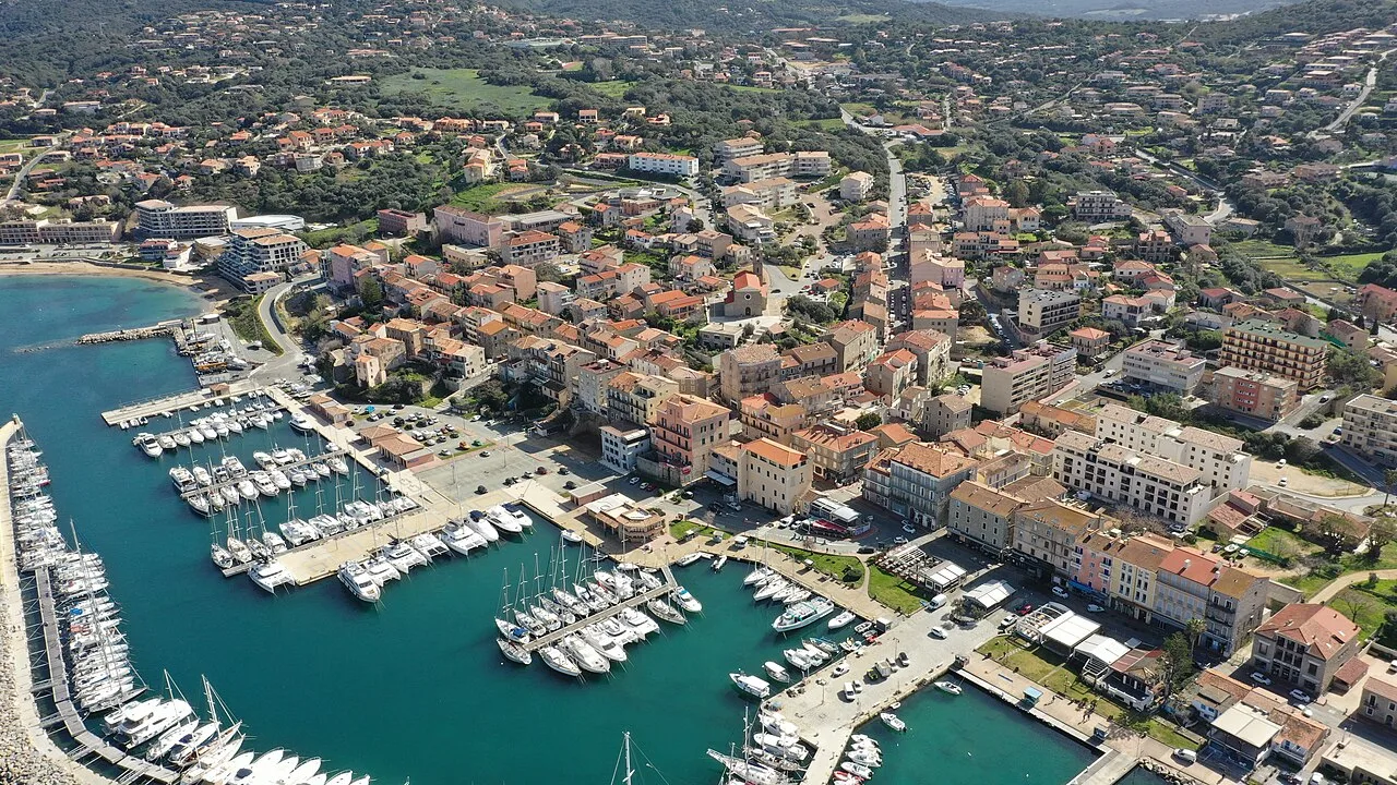 Le port et le centre de Propriano, vus depuis les airs
