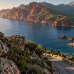 Que faire à Galeria Corse : route vers la mer et rochers au matin