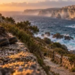 Que faire en Corse en novembre : marche côtière en automne, mer d’automne