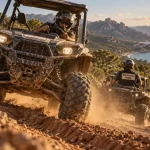 Randonnée buggy corse sur piste terre ocre, poussière et maquis