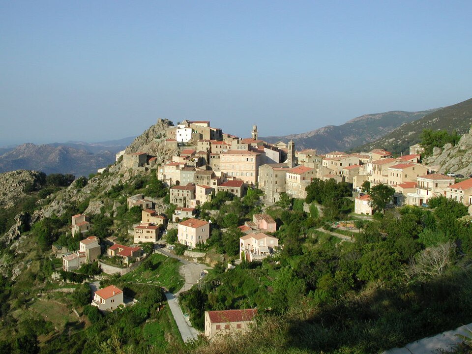 Vue d’ensemble du village perché de Speloncato