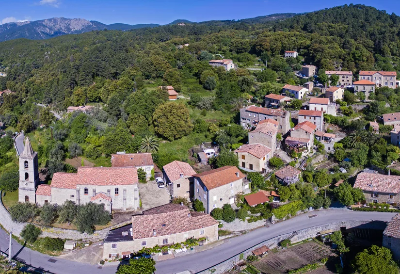 Les maisons et l’église du village de Vero