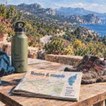 Visiter la Corse en avril : route vers le maquis fleuri, mer au loin