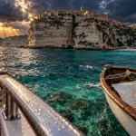 Visiter la Corse en bateau : vue du bateau sur les criques et falaises de Bonifacio